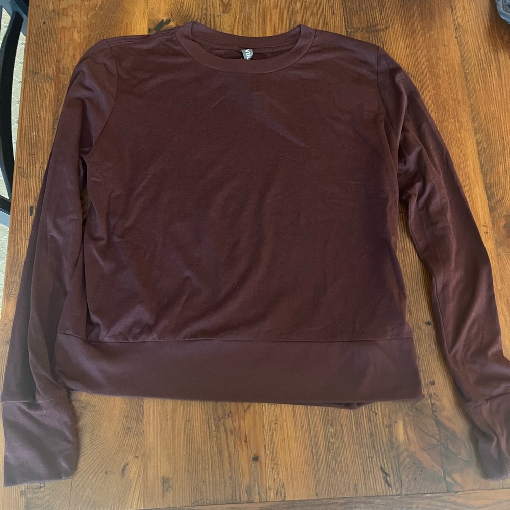 Vuori Women’s long sleeve halo crew. Size large. Burgundy
